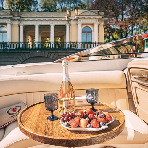 По Петербургу — на премиальном катере