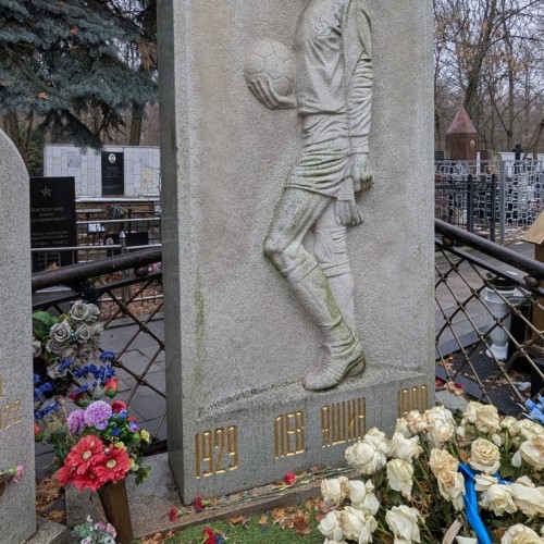 Кумиры, герои и святые старинного Ваганьковского кладбища в Москве