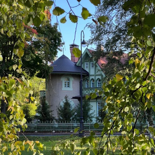 Каменный — остров сокровищ: прогулка по элитному дачному предместью