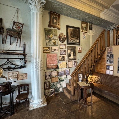 Через дворы и парадные в доходный дом Бака