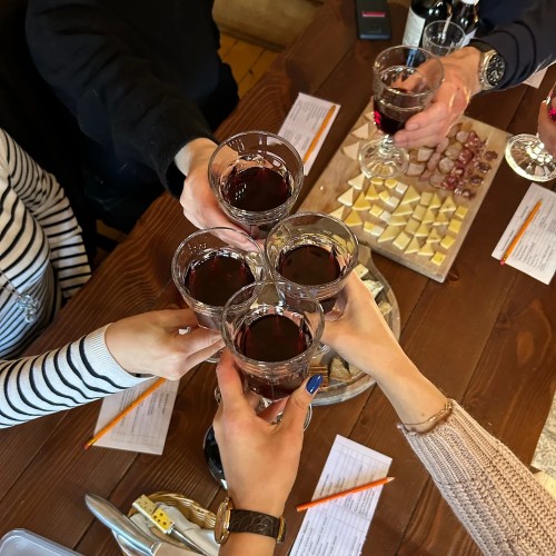 Сыр, бурёнки и вино: экскурсия с дегустацией на ферме под Петербургом