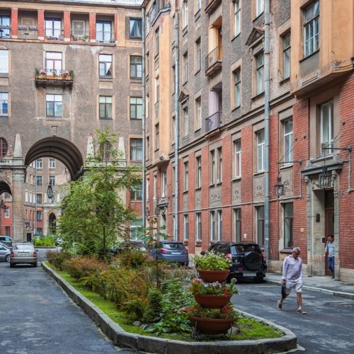 Толстовский дом снаружи и внутри