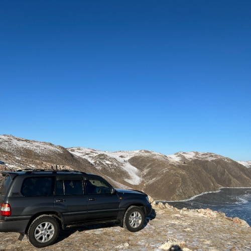 Зимняя рыбалка на льду Байкала своей компанией