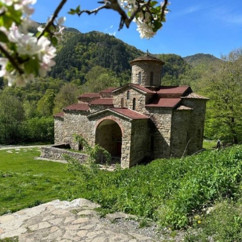 Кавказ 3 в 1: Эльбрус, Архыз, Домбай. Лёгкие треккинги, горы, нарзаны и знаковые места