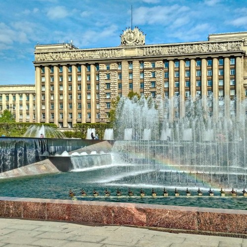 Трансфер на Tesla из аэропорта с экскурсией по Петербургу