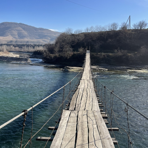 Небольшой компанией по Домбаю: от пещер до вершин и озёр