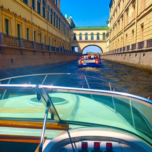 Петербург в летнюю ночь: атмосферная прогулка на катере и развод мостов