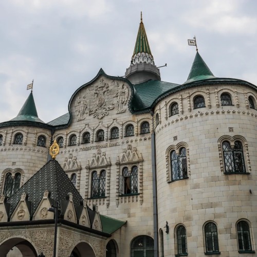 Исторический портрет Нижнего Новгорода на фоне Большой Покровской