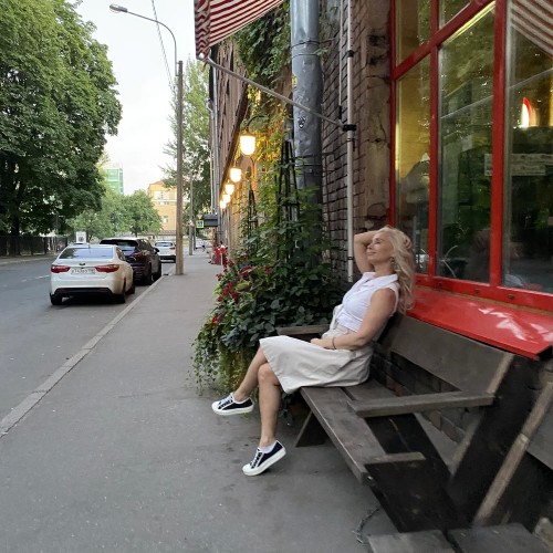 По секретным барам — на премиальном авто с панорамной крышей