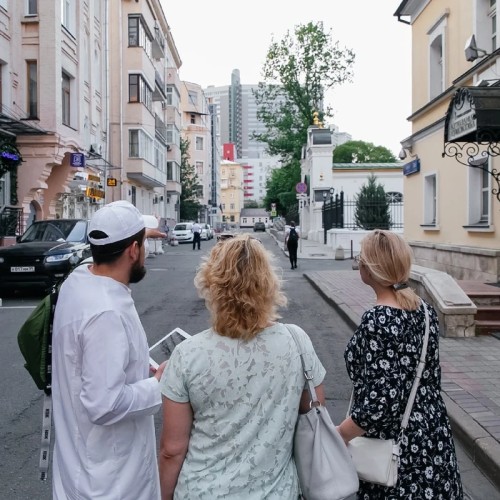 По арбатским дворам с диктором Первого канала — стендап-прогулка