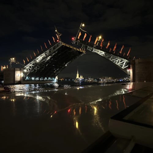 К разводным мостам — на ночном теплоходе