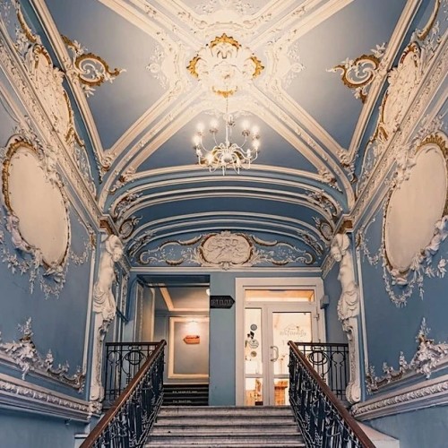 Доходные дома, дворы-колодцы и парадные лестницы