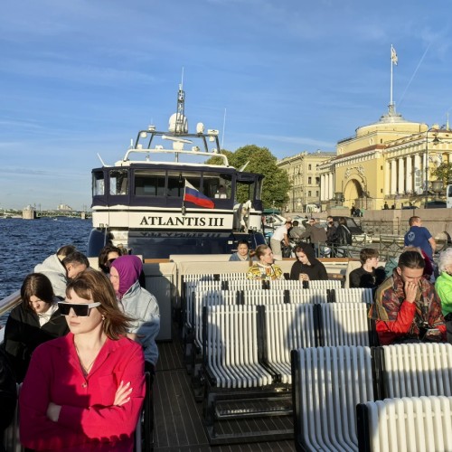 Вояж на элитном теплоходе в сопровождении гида и живой музыки
