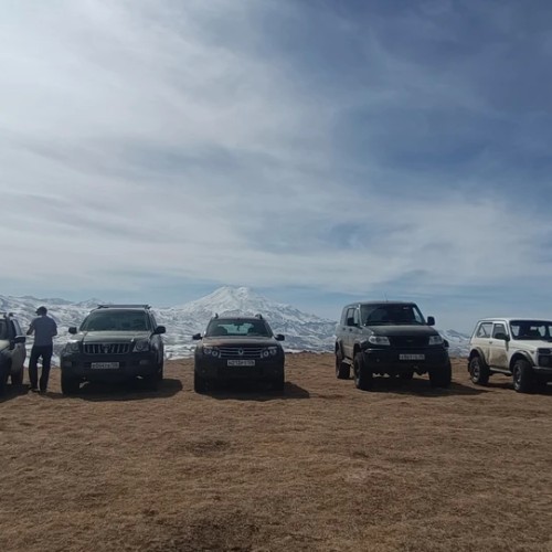 Пик звездопада Персеиды: ночь на плато Канжол в палатках с видом на Эльбрус