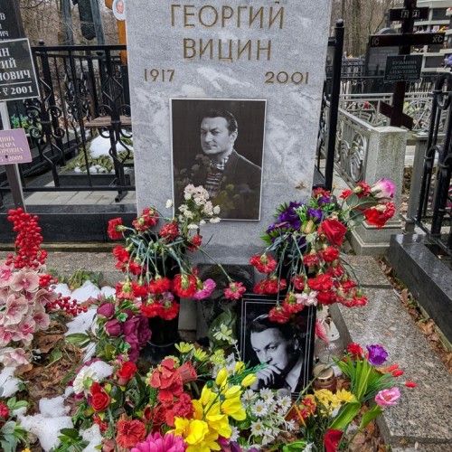 Кумиры, герои и святые старинного Ваганьковского кладбища в Москве
