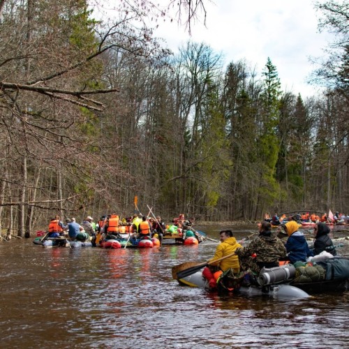 На катамаранах по Юрюзани: сплав «всё включено» с баней и проживанием в домиках
