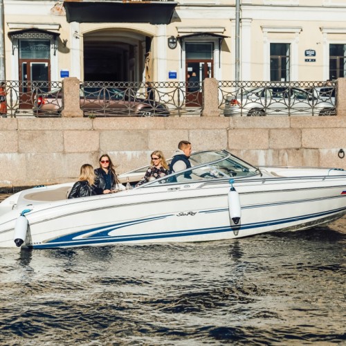 Классика Петербурга: прогулка на катере с аудиогидом или музыкой