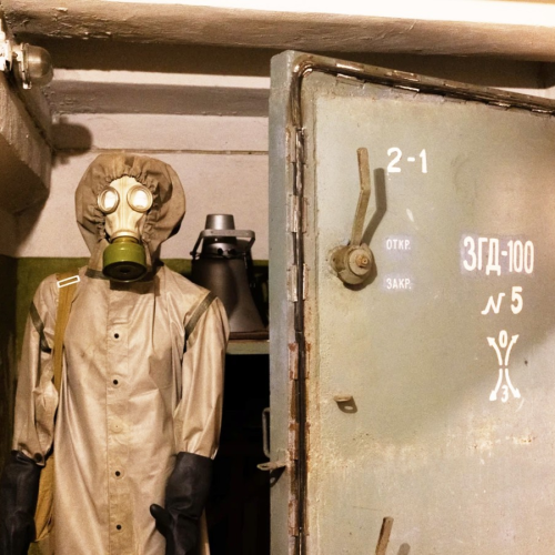 Спуск в подземное противоядерное убежище Петербурга