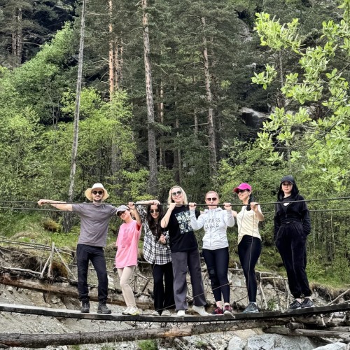 Девичник в Осетии: джип-трип в горах с уроками стрельбы и рисования