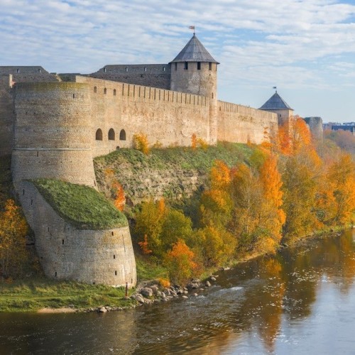 Экскурсия из Петербурга в Ивангород: крепость, нарвская рыба и маяк