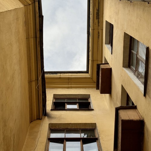 Чаепитие по-достоевски в коммунальной квартире Петербурга