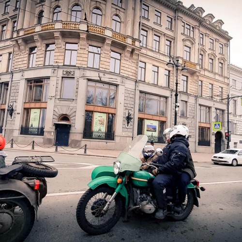 Советский Ленинград: прогулка на ретро-мотоцикле с коляской