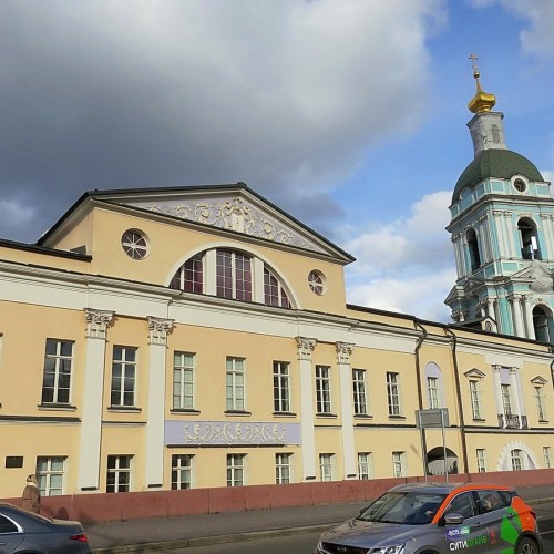 Гостиная горка на берегу Яузы
