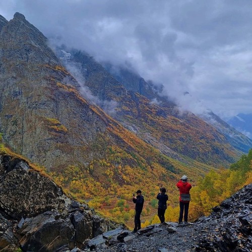 А давай в Домбай? Треккинг без рюкзаков
