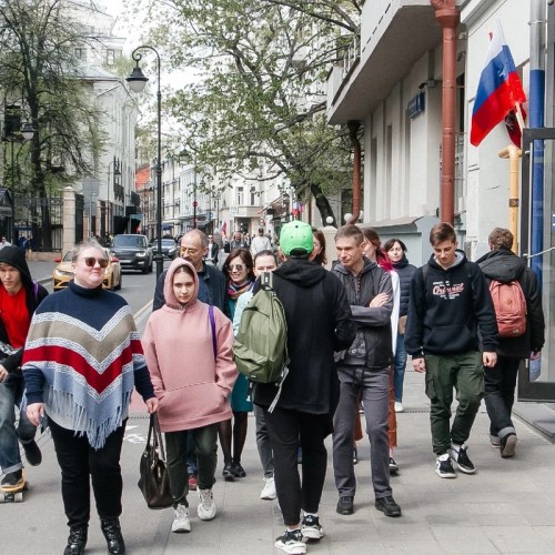 По арбатским дворам с диктором Первого канала — стендап-прогулка