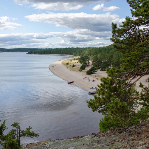 На остров за приключениями: семейный отдых на Ладоге с палатками, вожатыми и няней