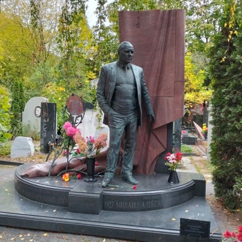 Люди искусства на Новодевичьем кладбище — им рукоплескал мир