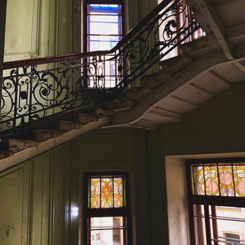 Артефакты Литейного: от парадной Фонтанки к кафе в парадной