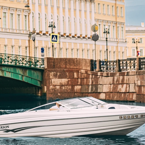 На премиальном катере — по акватории Невы через реку Карповка