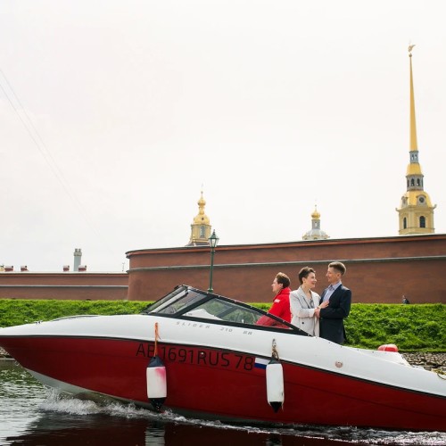 На ярком катере — по рекам и каналам Петербурга