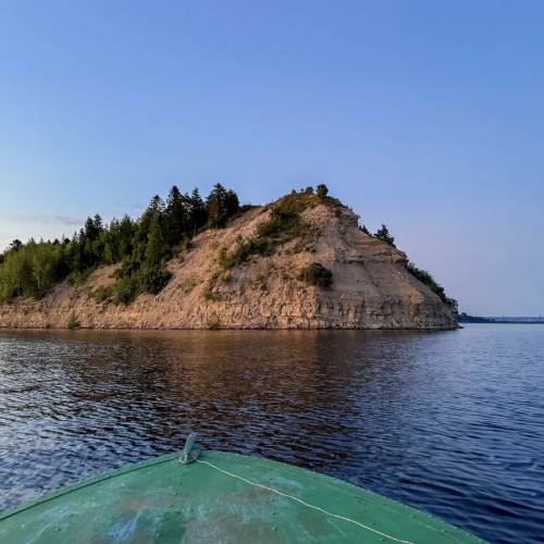 Закат на мысе Стрелка: последний луч — в ладонях волн (на моторной лодке)