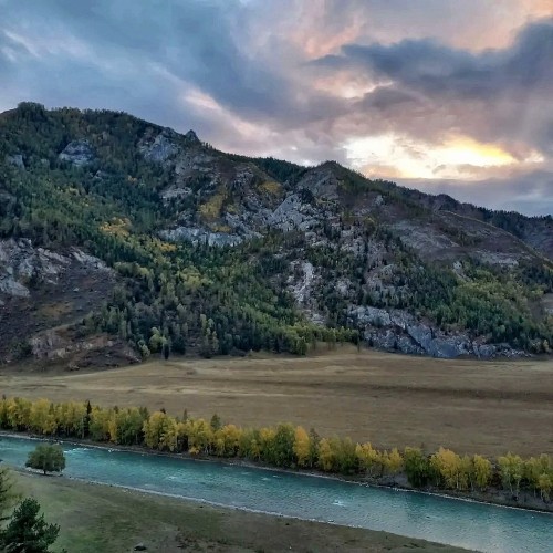 Горные перевалы и бирюзовые реки Алтая