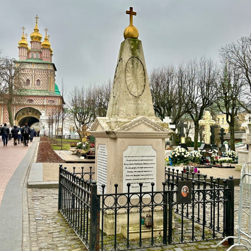 Некрополь Троице-Сергиевой лавры: язык вечности