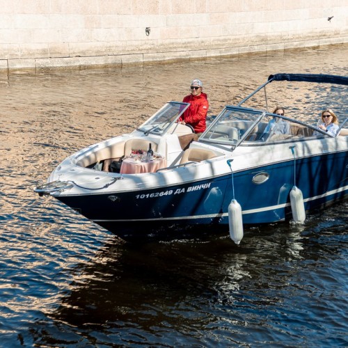 Классика Петербурга: прогулка на катере с аудиогидом или музыкой