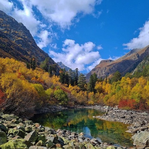 А давай в Домбай? Треккинг без рюкзаков