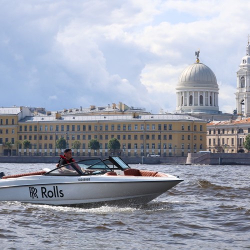 На стильном катере — к самому высокому зданию Европы