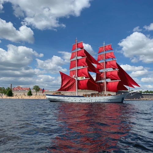 Город горожан: по Петербургу на уютном катере