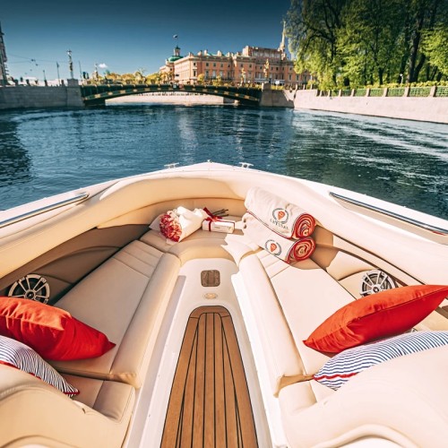 По Петербургу — на премиальном катере