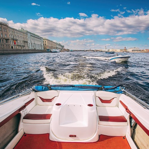 Прогулка на открытом катере — от центра Петербурга до новых кварталов у воды