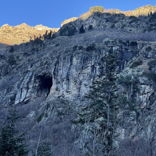 Небольшой компанией по Домбаю: от пещер до вершин и озёр