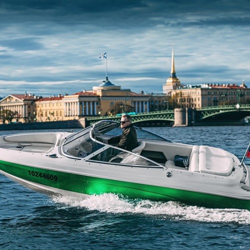 На катере — по центру Петербурга