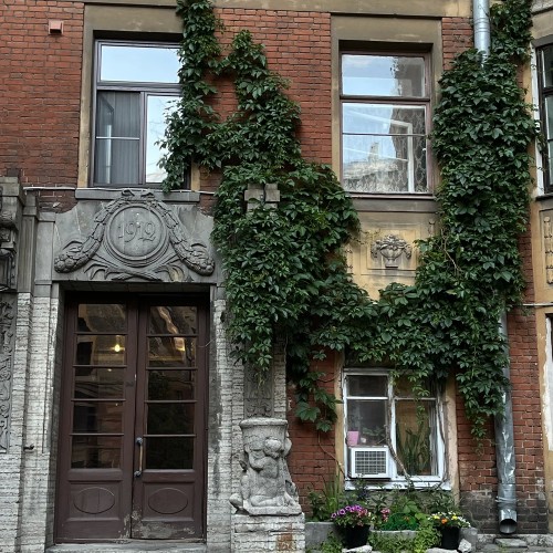 Для самых стойких: подробная экскурсия по дворам и парадным Дворцовой слободы