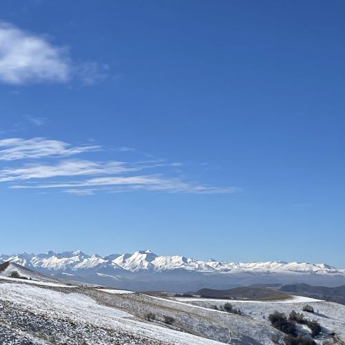 Небольшой компанией по Домбаю: от пещер до вершин и озёр