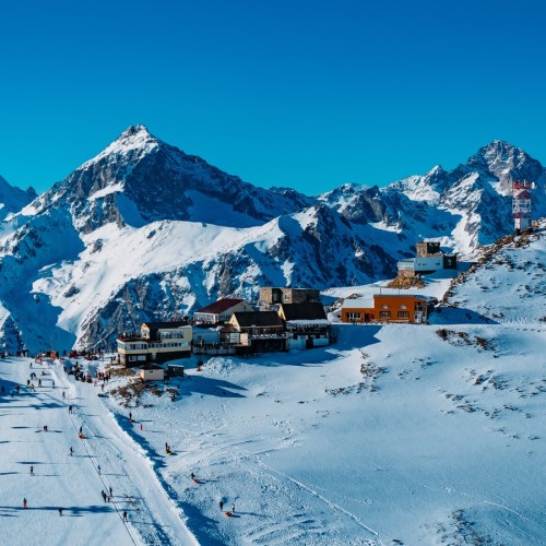 Небольшой компанией по Домбаю: от пещер до вершин и озёр