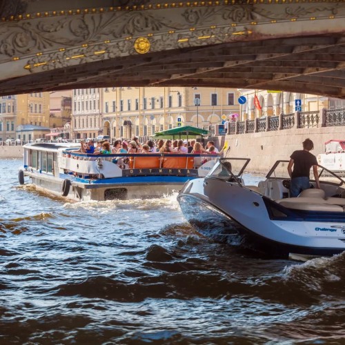 Часовая прогулка на теплоходе от Петропавловской крепости