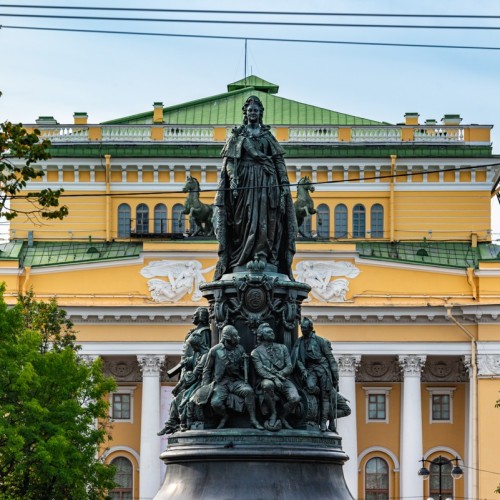 Легко ли быть звездой? Экскурсия по Петербургу с посещением Театрального музея